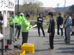 実行委員会より部長が合意書を受け取りました。