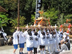 女神輿ではボランティア部女子生徒も飛び入り参加。