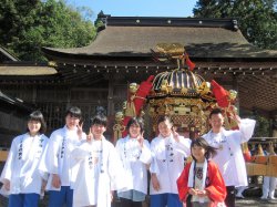 西日本一の本神輿の前で今年度もスタートです。