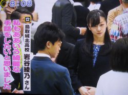 交流会で高校生とお話される佳子様